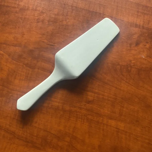 Ceramic Red Paddle Cake Server with Colorful Diamond Handle - Picture 2 of 3